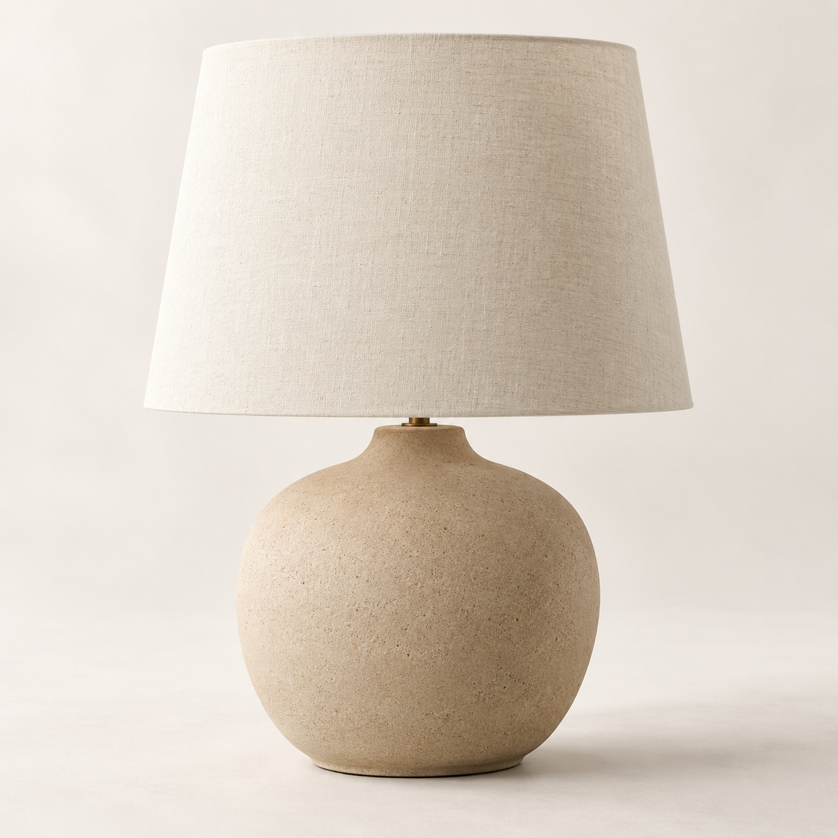 LUNE — Lampe à poser en céramique sable — visuel de démonstration